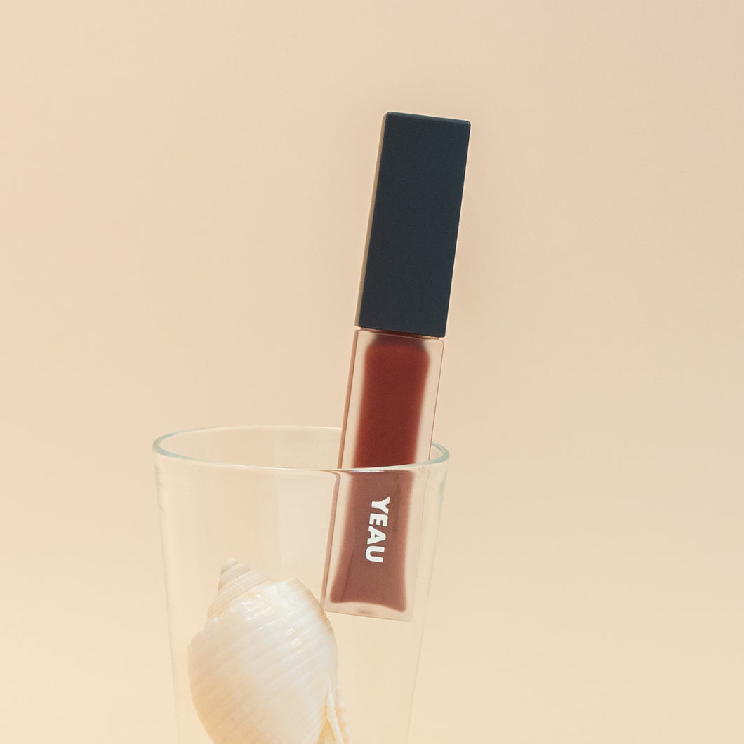 YEAU plumping lip gloss 04 : Mahogany